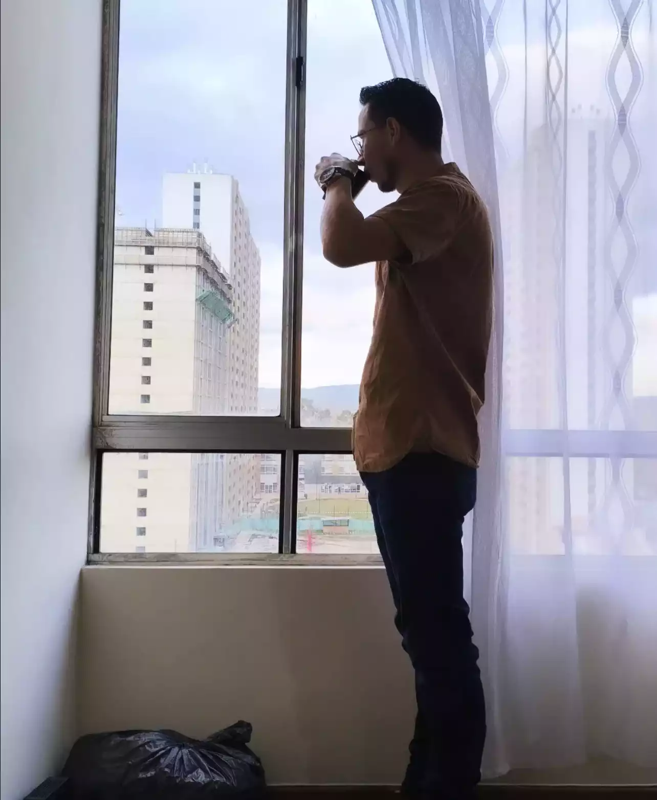 Foto de perfil de um homem com óculos
