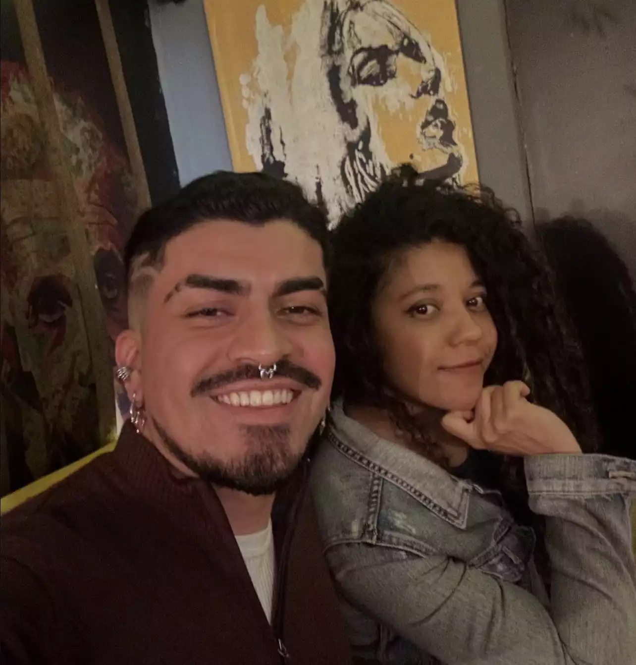 Foto de perfil de uma jovem sorridente