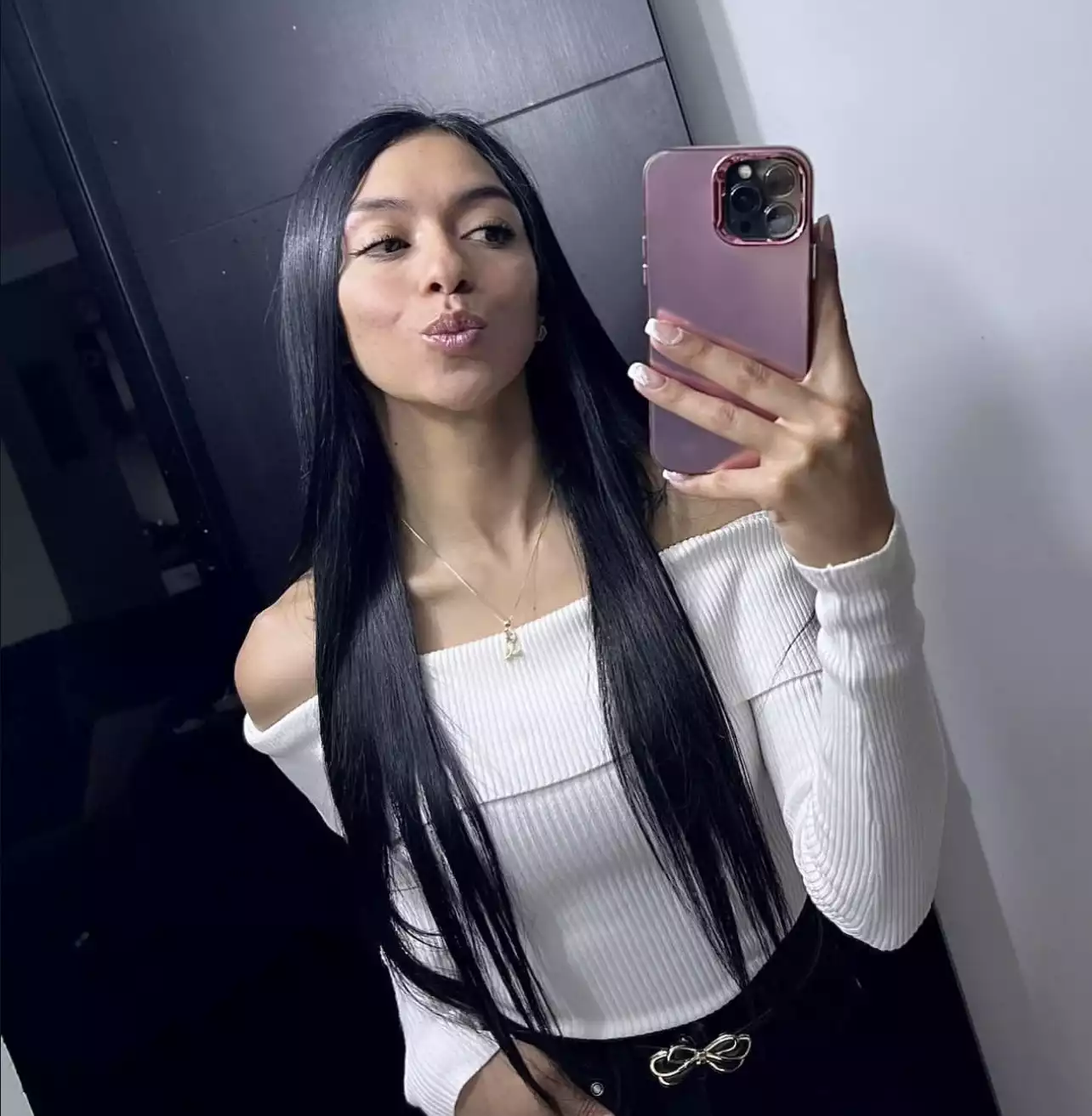 Foto de perfil de uma mulher sorrindo
