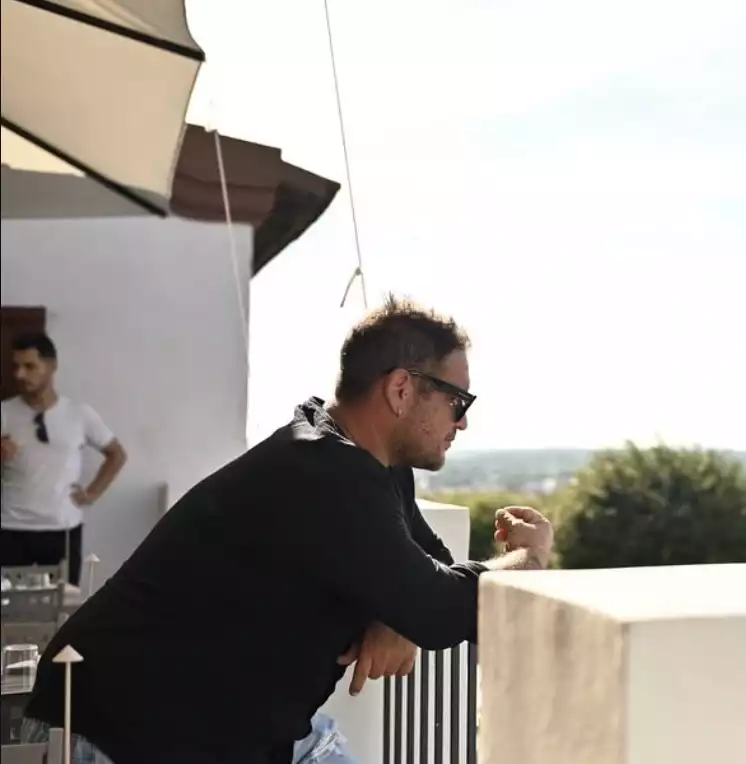 Foto de perfil de um homem sorrindo